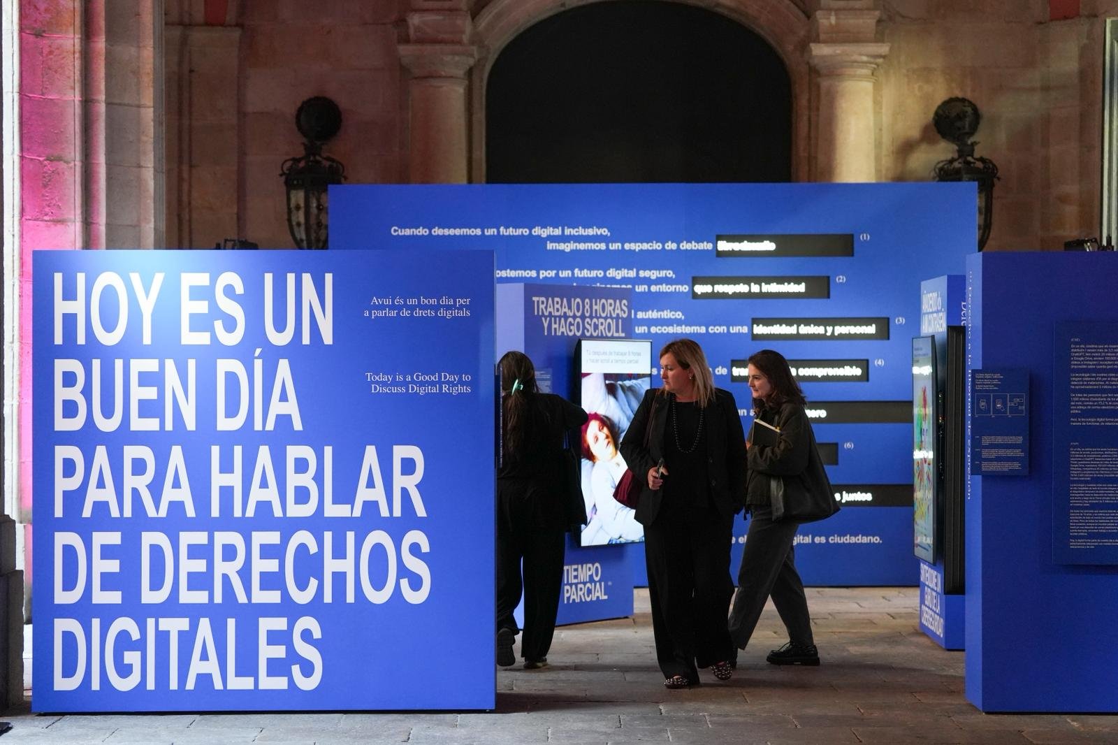 Exposición sobre derechos digitales e inteligencia artificial durante el I Encuentro Internacional por los Derechos Digitales celebrado en la Llotja de Mar de Barcelona.
