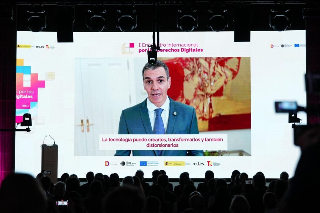 El presidente del Gobierno de España, Pedro Sánchez, interviene durante el I Encuentro Internacional por los Derechos Digitales celebrado en la Llotja de Mar de Barcelona.