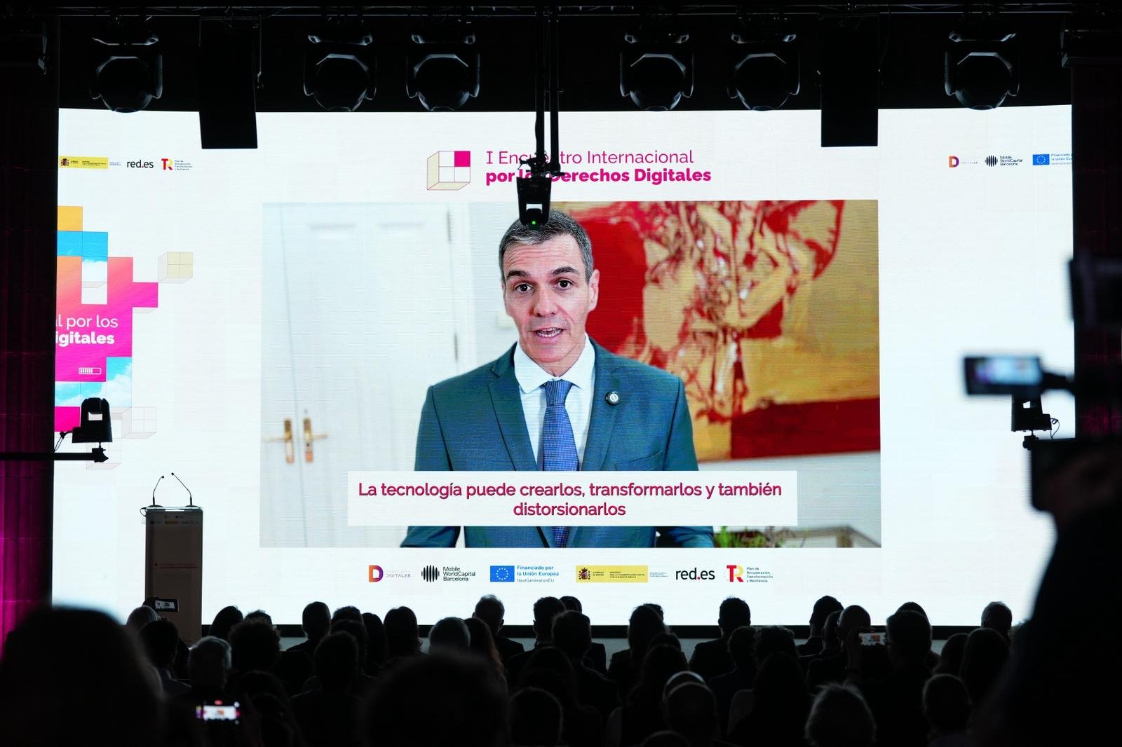 El presidente del Gobierno de España, Pedro Sánchez, interviene durante el I Encuentro Internacional por los Derechos Digitales celebrado en la Llotja de Mar de Barcelona.
