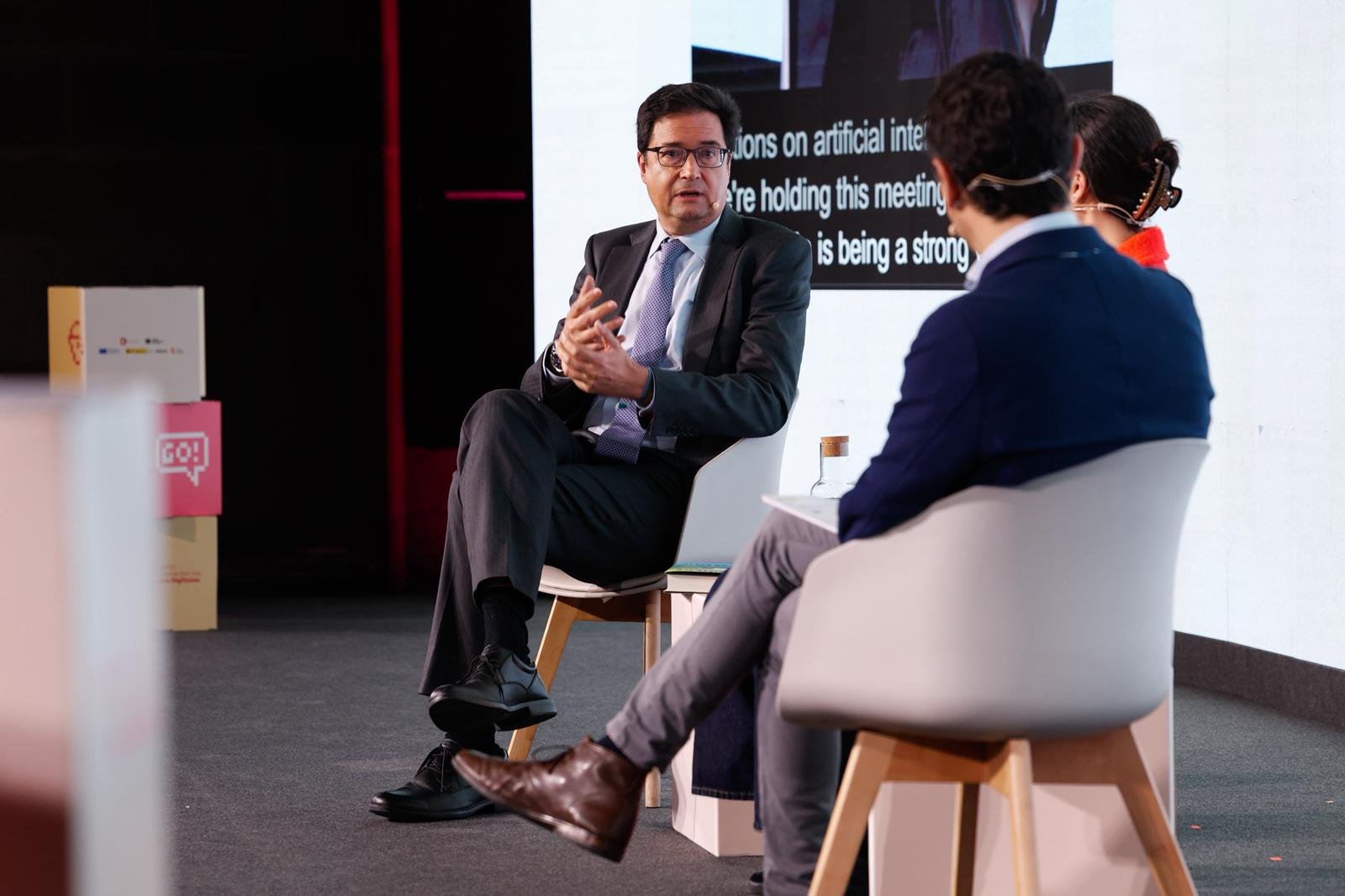 El ministro para la Transformación Digital y de la Función Pública, Óscar López, interviene en la mesa de debate “Profecía y poder: el futuro de la democracia en la era de la IA” durante el I Encuentro Internacional por los Derechos Digitales.